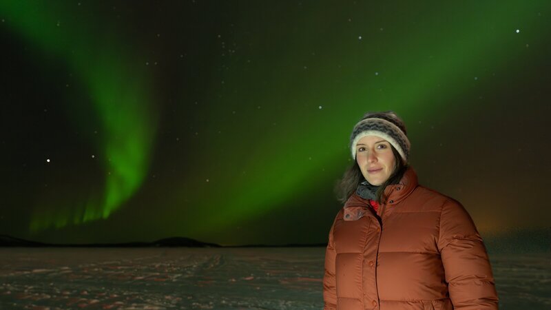 Hannah Emde beobachtet in Finnland bei minus 30 Grad Celsius Polarlichter am Himmel. Die Kälte lässt den Atem stocken, aber für das Himmelsspektakel lohnt es sich, denn am zugefrorenen Inarisee gibt es keine Lichtverschmutzung. – Bild: ZDF und Oliver Roetz