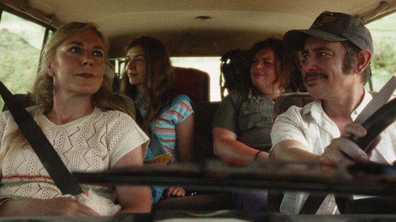 Auf den gemeinsamen Reisen mit ihren mittlerweile verstorbenen Eltern, Judith (Sofie Decleir, l.) und Frank (Nico Sturm, r.), hatten Anna (Emma Rotsaert, 2.v.l.) und Kat (Marjan De Schutter, 2.v.r.) jede Menge Spaß. Es gab aber auch Turbulenzen. – Bild: ZDF und Michel Vertongen