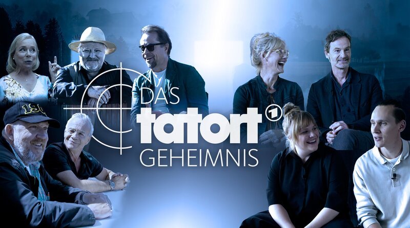 In „Das Tatort Geheimnis“ geht es um Charaktere, Fälle, Städte, Fans, um unvergessliche Dreharbeiten, um Pannen, um Freundschaften, um die „Tatort“- Forschung, und was diese ARD-Reihe für das Leben und die Karrieren der Stars bedeutet. Unter anderem ist in einer neuen und sehr persönlichen Dokumentation zu sehen, wie die Darsteller:innen versuchen, das „Tatort“-Geheimnis zu lüften. – Bild: WDR