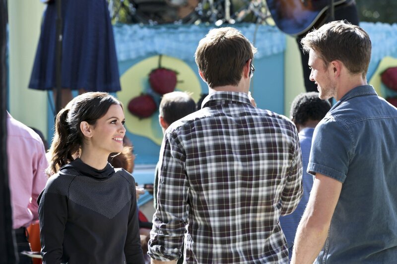 Während Zoe (Rachel Bilson, l.) finanzielle Hilfe bei Brick sucht, soll Wade (Wilson Bethel, r.) bei Joel (Josh Cooke, M.) für einen Geldsegen sorgen … – Bild: Warner Brothers