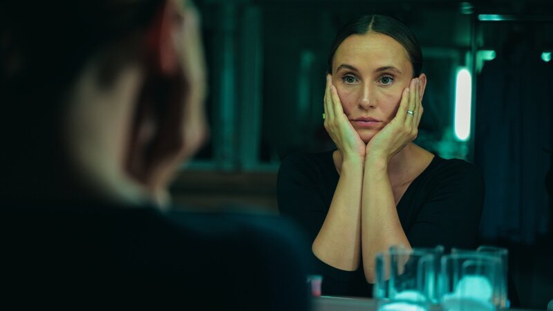 Wissenschaftlerin Elena (Peri Baumeister) polarisiert mit ihrem Buch „Eine bessere Welt“ mit Ideen für eine ökologische Zukunft. – Bild: ZDF und Julia Feldhagen