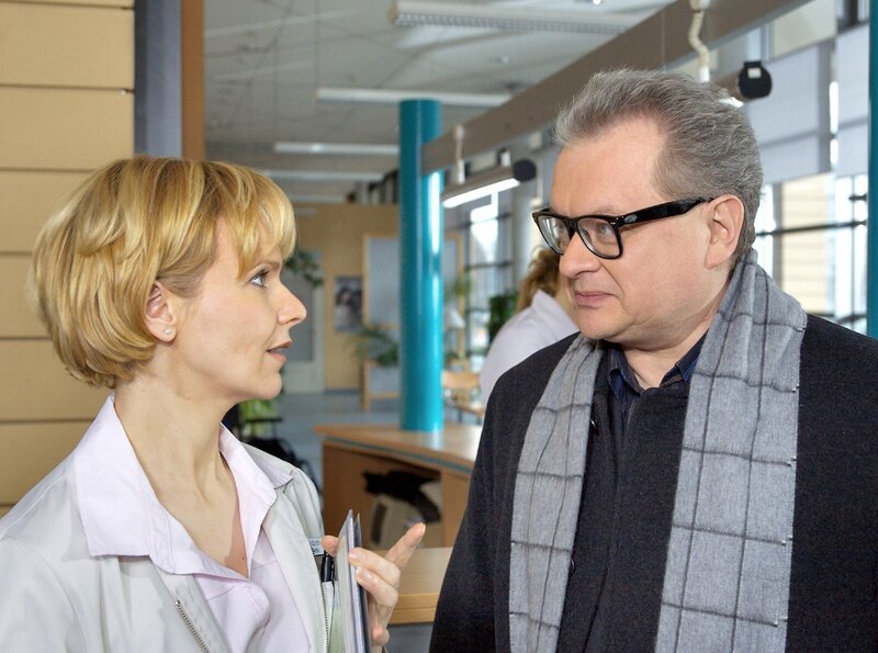 Am Ende erweist sich Dr. Sitzler (Heinz Rudolf Kunze) jedoch auch als durchaus selbstironischer Mensch und entschuldigt sich bei Dr. Kathrin Globisch (Andrea Kathrin Loewig) für sein Verhalten. – Bild: NDR/​MDR/​Krajewsky