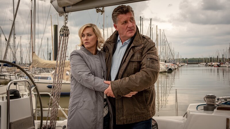 Um Ines (Gesine Cukrowski), die sich im Zeugenschutzprogramm befindet, zu schützen, muss sich Hans (Bruno F. Apitz) für immer von ihr trennen. – Bild: ZDF und Boris Laewen