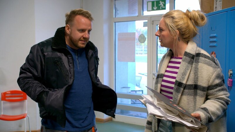 Nora macht Tommy weiter schwere Vorwürfe. Als er ihr aus Selbstzweifel sogar eine Kündigung hinlegt, hält sie das für eine Provokation. Erst durch Bruno versteht Nora, wie ernst es Tommy wirklich ist – und beginnt, um ihn zu kämpfen. – Bild: RTLZWEI