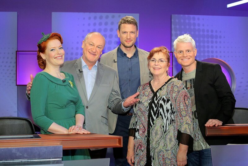 Moderator Florian Weber stellt in seinem SWR Wissensquiz die Alltagstauglichkeit seiner prominenten Kandidaten auf die Probe. v.li.: Enie van de Meiklokjes, Bodo Bach, Florian Weber, Alice Hoffmann und Guido Cantz. – Bild: SWR/​Peter A. Schmidt