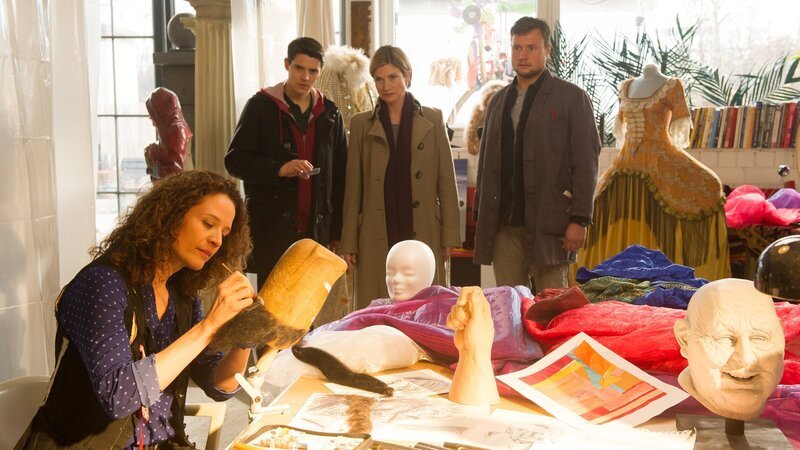 Martina Seiffert (Astrid M. Fünderich, 2.v.re.) und Rico Sander (Benjamin Strecker, 2.v.li.) fragen sich, ob die Bühnenbildnerin Maren Sommer (Regula Grauwiller, l.) ihnen alles sagt, was sie weiß. Und warum sieht ihr Assistent Kai Wagner (Maximilian Laprell, r.) seine angebetete Chefin Maren so besorgt an? – Bild: ZDF und Markus Fenchel