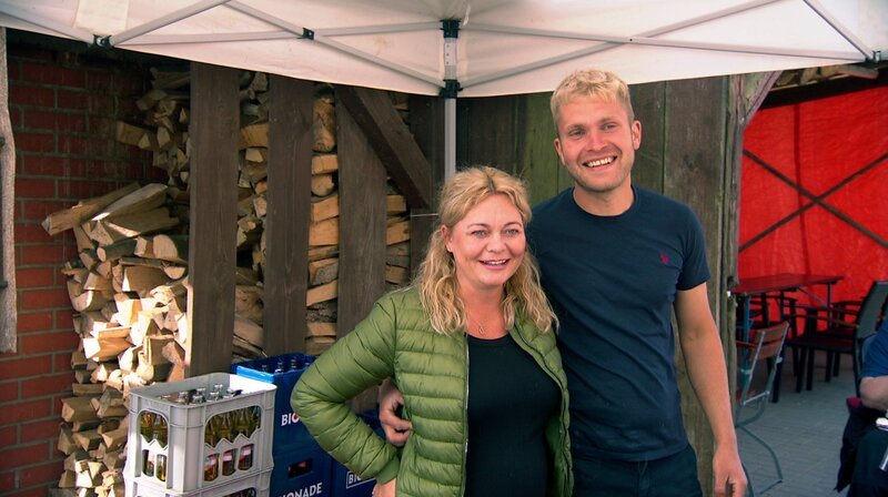 Nachwuchs auf dem Fischerhof. Luisa und Christopher Prignitz werden zum ersten Mal Eltern. – Bild: NDR