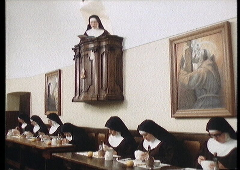 Essen und zuhören. – Bild: BR