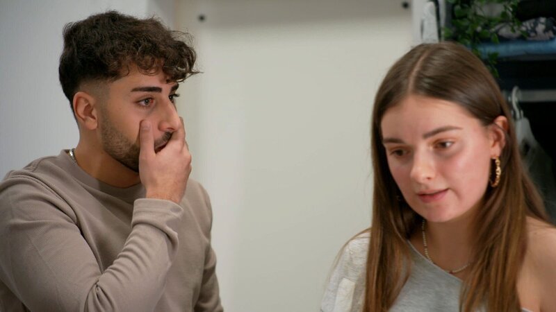 Joanna ist Karim dankbar, dass er ihr das Leben gerettet hat, und gesteht ihm, was wirklich passiert ist. Doch als die Polizei wegen Brandstiftung ermittelt und Alex und Maurice Druck machen, wagt sie nicht mehr, Joe die Wahrheit zu sagen. – Bild: RTLZWEI – Recht zum Abdruck/​Darstellung zeitlich/​sachlich beschränkt auf die Bewerbung der Sendung