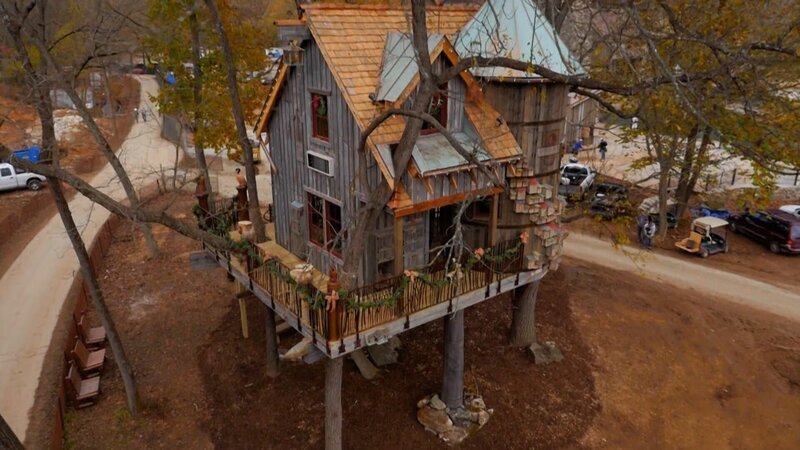 The rustic domicile with a spiral staircase and native plants. – Bild: Discovery