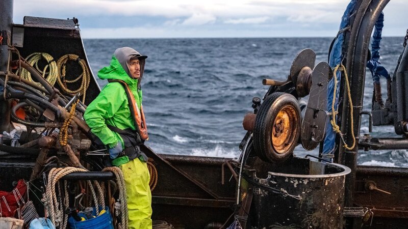 Wizard deck boss Pascual OJ Guenelas waiting at the rail on deck – Bild: Warner Bros. Discovery, Inc. or its subsidiaries and affiliates