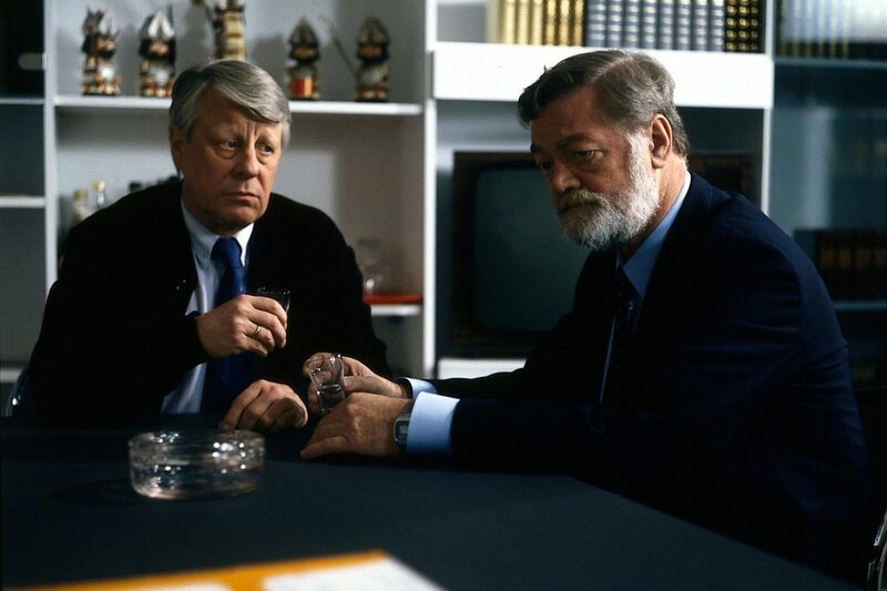 Eberhard (Stefan Orlac) und Graf Hasso (Friedrich Schütter) machen sich ernsthafte Gedanken um den Fortbestand der Ehe zwischen Uschi und Rüdiger. – Bild: ZDF und Terranova