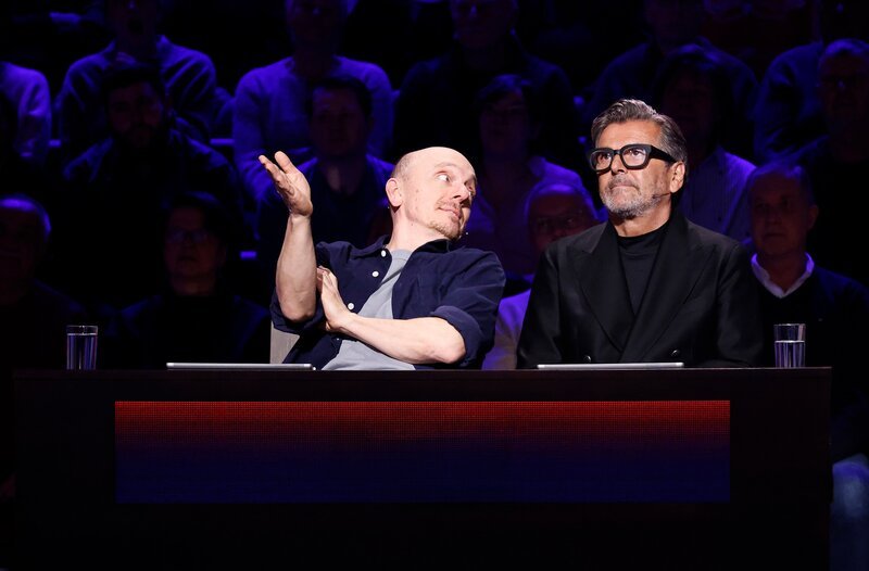 Rateteam-Kapitän Bernhard Hoëcker (l.) und Pop- und Schlagersänger, Musikproduzent, Songwriter und Fernsehmoderator Thomas Anders (r.). – Bild: ARD/​NDR/​UFA SHOW & FACTUAL/​Morris Mac Matzen