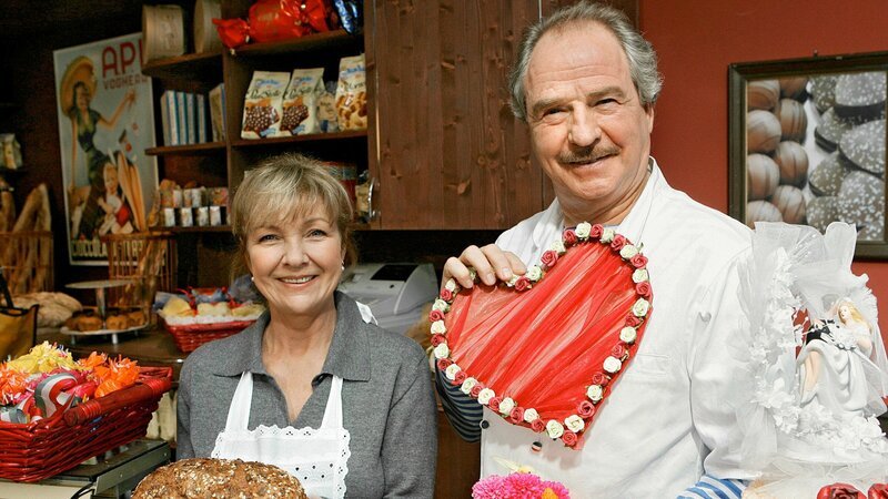 Ein ungleiches Paar: Biobäckerin Katharina (Gila von Weitershausen) und Zucker-Konditor Alberto (Friedrich von Thun). – Bild: ZDF und ARD Degeto/Markus Benk Ein ungleiches Paar: Biobäckerin Katharina (Gila von Weitershausen) und Zucker-Konditor Alberto (Friedrich von Thun). – Bild: ZDF und ARD Degeto/Markus Benk