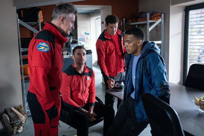 Ludwig macht sich Sorgen um seine verschwundene Freundin Nina. Michi, Simon und Rudi sind alarmiert. – Bild: ZDF und Stephanie Kulbach