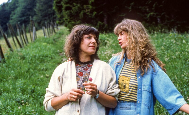 Annelies (Gundi Ellert) bespricht ihre Eheprobleme mit Tochter Sonja (Karin Thaler). – Bild: ORF/​BR