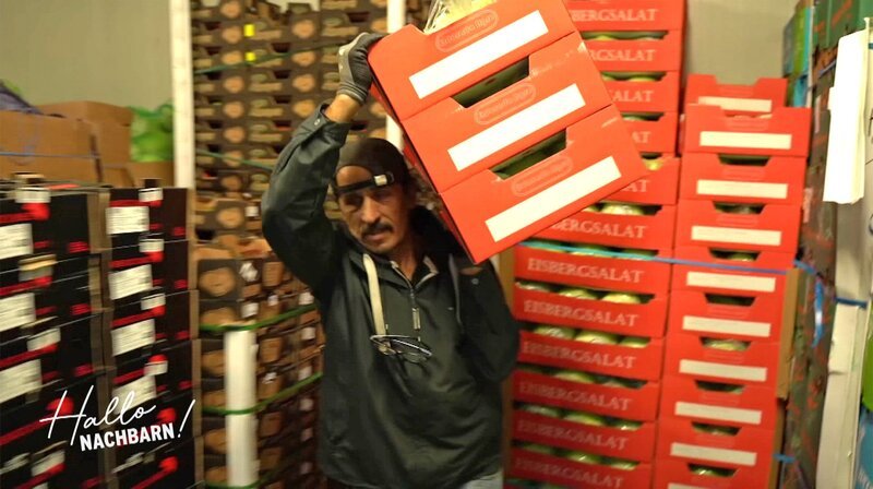 Lebensmittel sind in Zeiten der Krise ein hohes Gut. Und auf dem größten Marktplatz Berlins muss man mit umso härteren Bandagen um die Ware feilschen als ohnehin schon. Andreas Lange ist einer unter 300 Händlern hier. Gemeinsam schaffen sie eine Milliarde Euro Umsatz im Jahr. Aber das Geschäft fordert starke Nerven. – Beim Stapeln. – Bild: rbb