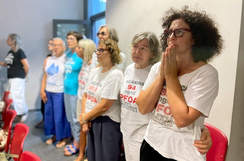 Italien – eine Bürgerinitiative wartet nach jahrelangem Engagement auf die Verurteilung mehrerer Manager eines PFAS-Zulieferers. – Bild: Brotherfilms et Dancing Dog Productions