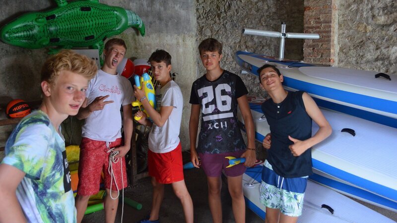 Luc, Ole, Robin, Nils und Leroy erkunden das Bootshaus der Villa. – Bild: ZDF und E+U TV Film- und Fernsehproduktion