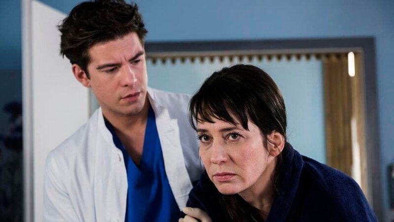 ARD IN ALLER FREUNDSCHAFT – DIE JUNGEN ÄRZTE FOLGE 147, „Frauen von früher“, am Donnerstag (19.07.18) um 18:50 Uhr im ERSTEN. Ben (Philipp Danne, l.) bringt Iris von Herder (Jele Brückner) zurück auf ihr Zimmer, als ihr plötzlich erneut schwindelig wird. Ist seiner Patientin beim Unfall doch mehr zugestoßen? | ©ARD/​Jens Ulrich Koch – Bild: ARD/​Jens Ulrich Koch