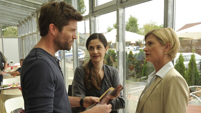 Jo Stoll (Peter Ketnath) fragt sich, wieso die Journalistin Paula Voss (Anne Werner, M.) der Polizei immer wieder hilft. Und warum sie sich stets an Martina Seiffert (Astrid M. Fu?nderich) wendet. Ist da mehr im Busch, oder nutzt sie Martina aus? – Bild: ZDF und Markus Fenchel