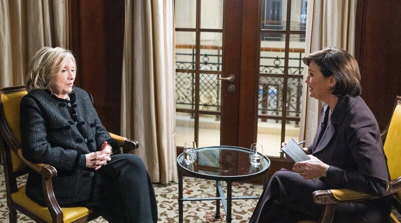 Moderatorin Sandra Maischberger (r) mit ihrem Gesprächsgast Hillary Clinton, ehemalige US-Außenministerin. – Bild: WDR/​Thomas Kierok
