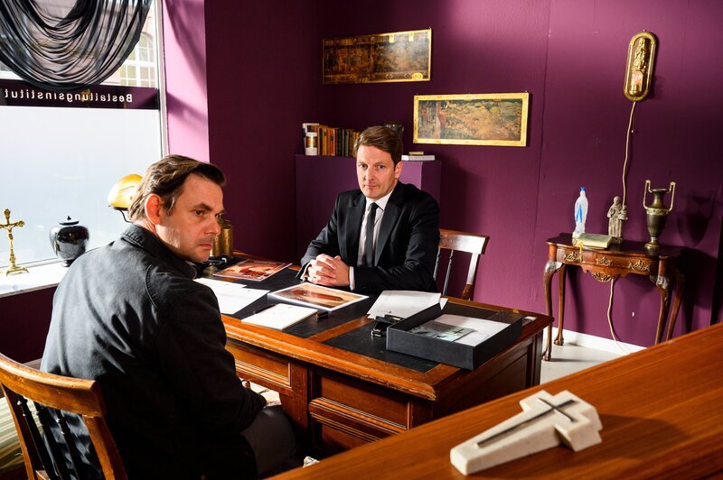 Hanno Schlüter (Alexander Beyer, l.) findet die Preise von Bestatter Wolfgang Habedank (Holger Stockhaus, r.) viel zu teuer und unterstellt Habedank, dass er die Trauer seiner Kunden ausnutzt. – Bild: Willi Weber /​ ZDF und Willi Weber