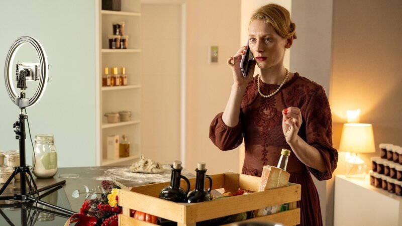 Die bekannte Tradwife-Influencerin Sofia Jansen (Dana Herfurth) findet ihren Verlobten tot vor der Kryokammer ihres Hauses. Nach außen zeigt sie sich verzweifelt über den Verlust ihres „Versorgers“. Spielt sie ihre Trauer nur vor? – Bild: ZDF und Martin Rottenkolber