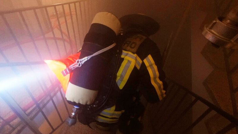 Ein Feuerwehrmann der Berufsfeuerwehr Offenbach im Einsatz. – Bild: HR