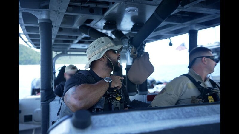 Mehrere AMO-Agenten befinden sich auf einem Wasserfahrzeug, um Tagesoperationen durchzuführen. – Bild: Lucky8 TV /​ National Geographic