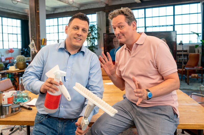 Themen der Sendung: Gesunder Schlaf, Was ist Recht und was ist Gerechtigkeit?, Wie arbeitet ein Tatortreiniger? Im Bild v.l.n.r. Thomas Kundt (Tatortreiniger), Eckart von Hirschhausen – Bild: ARD/​Max Kohr