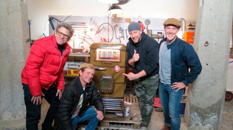 Kreativkopf Jockel Poschmann (2.v.l.) will aus dem kaputten 50er-Jahre-Kühlschrank eine Bar im Jukebox-Design machen. V.l.n.r.: Till Eitel, Joachim „Jockel“ Poschmann, Sprayer Smoe und Moderator Oli P. – Bild: WDR/​Encanto Film- und Fernsehproduktions GmbH