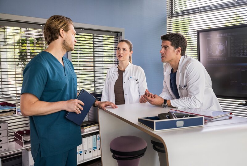 Dr. Julia Berger (Mirka Pigulla, M.) und Dr. Ben Ahlbeck (Philipp Danne, r.) machen sich Sorgen um Dr. Mikko Rantala (Luan Gummich, l.). Sie merken, wie stark er emotional in den Fall des Patienten Jannis Körner involviert ist. – Bild: ARD/​Michael Kremer