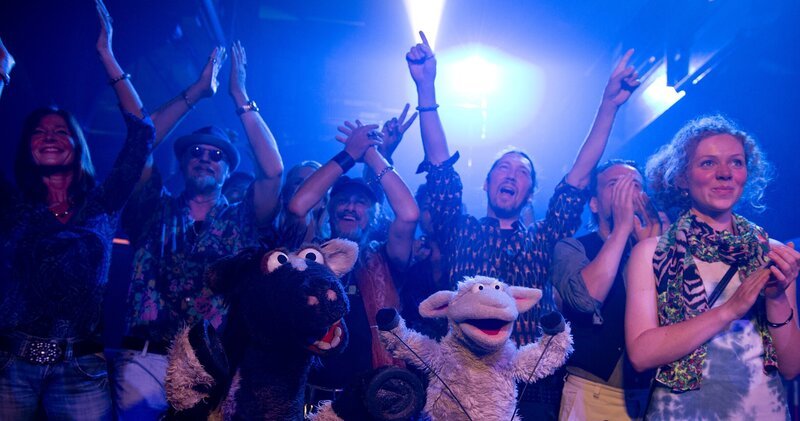 Auch Wolle und Pferd sind begeistert von dem Konzert. – Bild: NDR/​Sesame Workshop