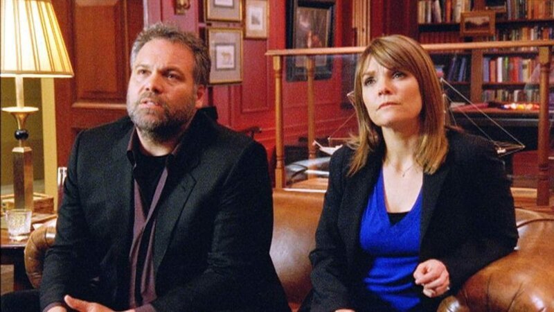Robert Goren (Vincent D’Onofrio) und Alexandra Eames (Kathryn Erbe) finden heraus, dass die Verletzungen des Toten von einer Prügelei herrühren. – Bild: RTL