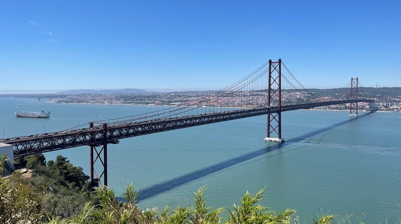 Lissabon: Fado, Feinkost und Flamingos. Die „Ponte 25 de Abril“ ist eines der bekanntesten Wahrzeichen Lissabons und Hauptverkehrsader der portugiesischen Hauptstadt. – Bild: NDR/​nonfictionplanet/​Maria-Christina Degen