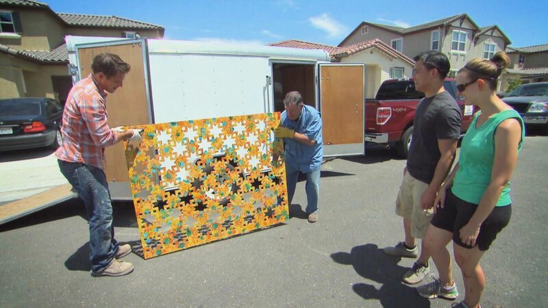 Shayna und Eric haben zwar einen schönen Vorgarten, doch hinter dem Haus sieht es ganz anders aus: Der Rasen hat kahle Stellen, die Sitzecke ist langweilig und der Grill fällt beinahe auseinander. Genau die richtige Aufgabe für Chris Lambton: Er beschert dem Paar einen Traumgarten im mediterranen Stil mit einer coolen Dekowand plus Feuerschale, einer Bar, einer Pergola und steinernen Pflanzkübeln, die an Spanien erinnern. – Bild: HGTV