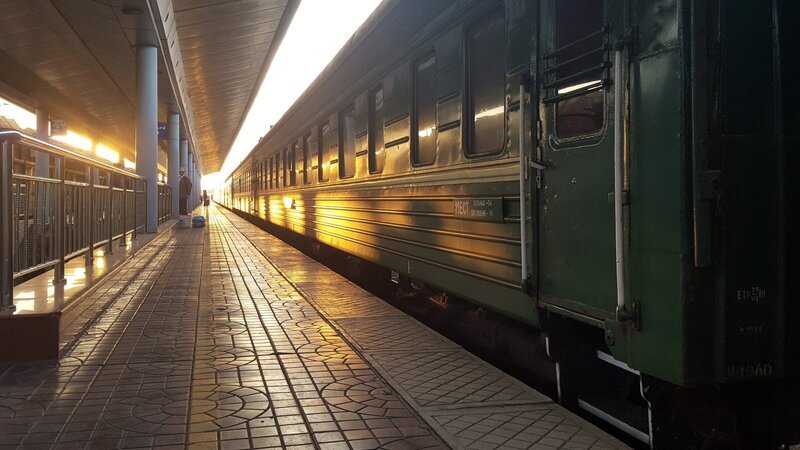 Händlerzug im Bahnhof Ulaanbaatar. – Bild: ZDF und SWR