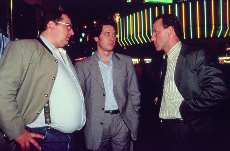 Kommissar Richie Moser (Tobias Moretti, mi.), Ernst Stockinger (Karl Markovics, re.) und Peter Höllerer (Wolf Bachofner, li.) bei den Ermittlungen über das verschwundene Mädchen im Prater. – Bild: ORF III