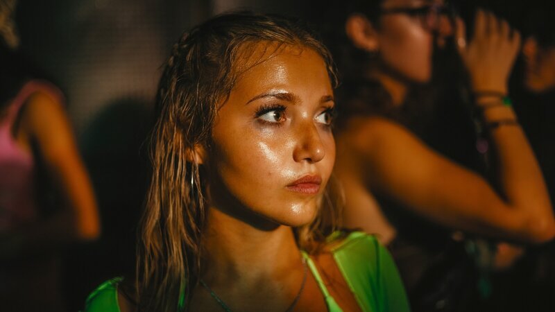 Beim Partyurlaub mit ihren Freundinnen will Tara (Mia McKenna-Bruce) ihr erstes Mal erleben, doch sie macht dabei eine schlechte Erfahrung. – Bild: ZDF und Nikos Nikolopoulos