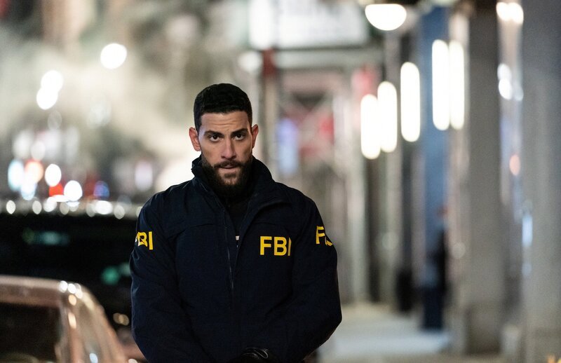 Zeeko Zaki als Special Agent Omar Adom Zidan; neue Agent Tiffany Wallace (Katherine Renee Turner) wird vorgestellt. – Bild: Michael Parmelee /​ CBS /​ CBS Broadcasting, Inc. All Rights Reserved.