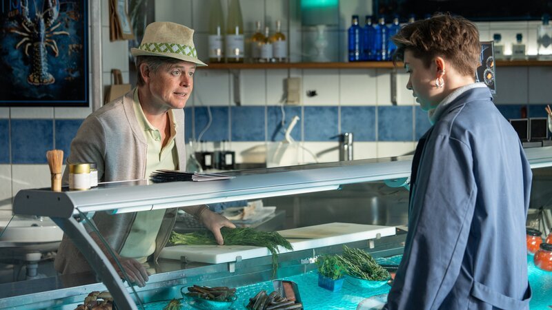 Auch wenn ihre letzte gemeinsame Aktion nach hinten losging: Arne Lind (Caspar Phillipson) schlägt Astrid (Thit Aaberg), der Nichte des verstorbenen Fischhändlers und Drogendealers Otto, eine neue Geschäftsidee vor. – Bild: ZDF und Henrik Petit