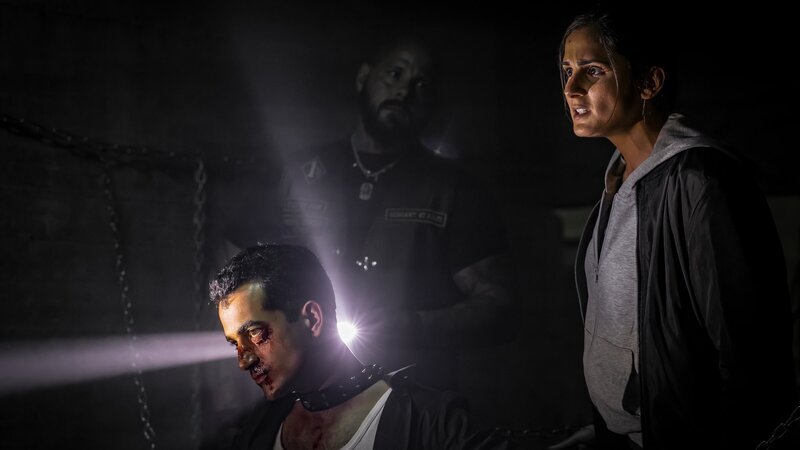 Pinar (Aybi Era) macht ihrem Bruder Malik (Timo Fakhravar, l.) und dessen Entführer klar, dass sie auf der Seite der Polizei steht. – Bild: ZDF und ZDF/​Boris Laewen