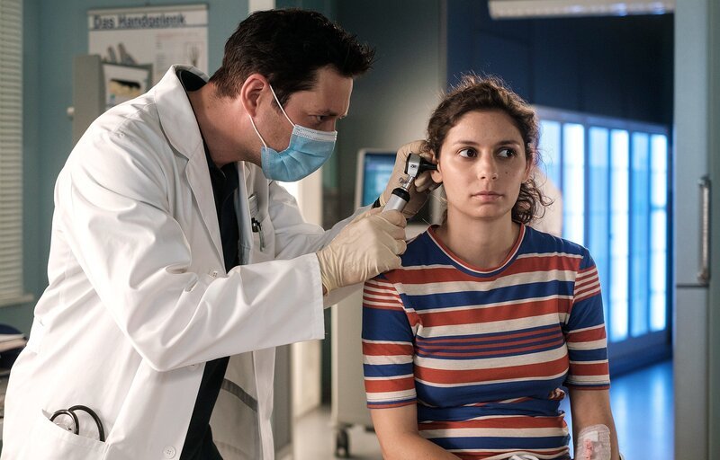 Sandra Schmidt (Vespa Vasic) ist erfolgreiche Blindenfußballerin und auf ein gutes Gehör angewiesen. Dr. Philipp Brentano (Thomas Koch) hat jedoch die Vermutung, dass Sandra nicht richtig hören kann. – Bild: MDR/​Saxonia Media/​Robert Strehler