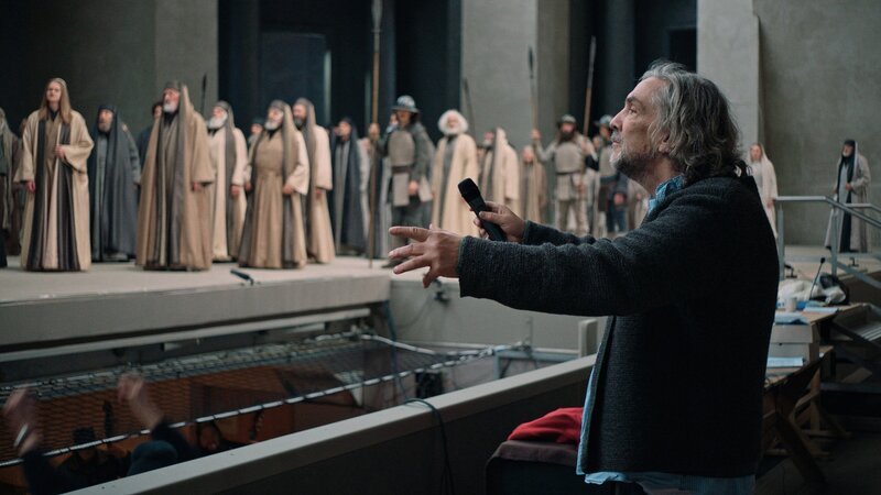 Spielleiter Christian Stückl bei den Proben zu den Passionsspielen Oberammergau. – Bild: Carmen Treichl /​ megaherz gmbh /​ BR