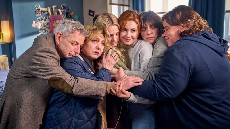 Von links: Jàkup (Rolf Berg), Marion (Manon Straché), Svenja (Leonie Wesselow), Caro (Meriel Hinsching), Claudia (Charlotte Bohning) und Elli (Nadine Wrietz) verabschieden Caro, bevor sie zum Flughafen fährt, um eine Work-and-Travel-Reise anzutreten. – Bild: Frank Dicks