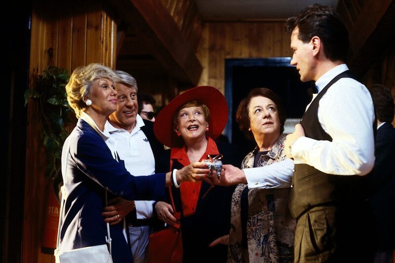 Die Wiedersehensfreude ist groß, als Ehepaar Wichert (Stefan Orlac und Maria Selbaldt) in der Harmonie mit Oma Käthe (Edith Schollwer), Gerda (Inge Wolffberg) und Kuttlick (Manfred Lehmann) zusammentreffen. – Bild: ZDF und Terranova