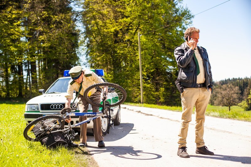 Hubert (Christian Tramitz, r.) und Staller (Helmfried von Lüttichau, l.) ermitteln wieder auf Hochtouren – Bild: Leonine