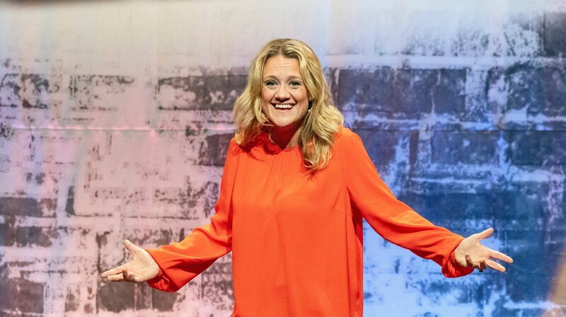 In ihrem Soloprogramm „Der Nächste, bitte!“ widmet sich die quirlige Wahl-Münsteranerin vor allem einer Problematik ihres Single-Daseins: Wie kommt Frau zum Mann? Locker wie beim Mädelsabend plaudert Lisa Feller aus dem Nähkästchen: über das Rätsel des „Homo Testosteron“, die Verkupplungsversuche ihrer Freundinnen und die Checkliste fürs erste Date. Aber auch der berühmte Männerschnupfen, die Bindungsangst des starken Geschlechts und der eigene Kampf um die Topmodelfigur bekommen ihr Fett weg. – Bild: WDR/​Max Kohr