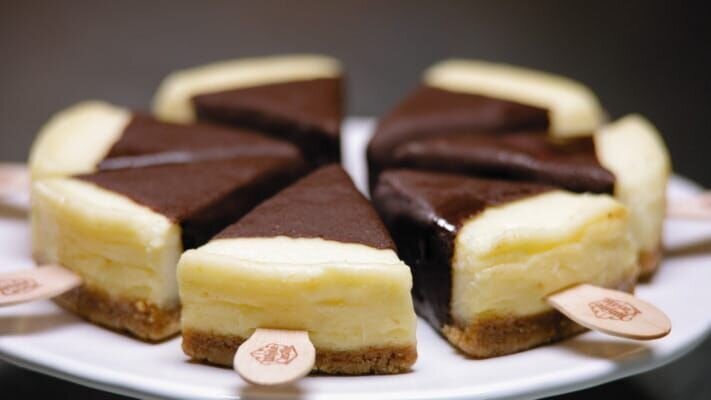 Käsekuchen auf einem Stäbchen – Bild: Telefónica de España/​National Geographic